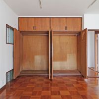 品川区荏原の賃貸物件/玄関を入って正面の洋室。収納も充実