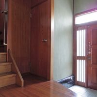 品川区荏原の賃貸物件/玄関はリノベーションされておらず、昔のままの姿