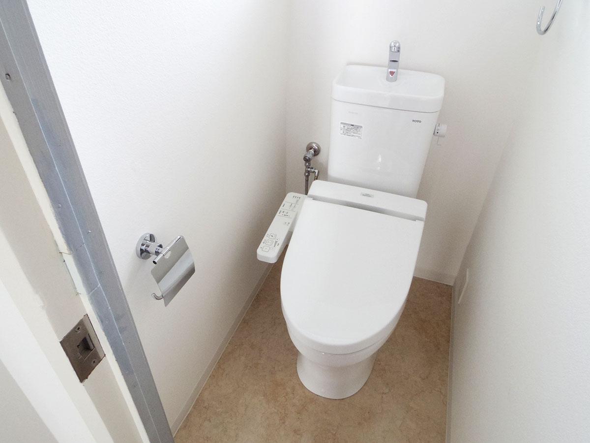 品川区荏原の賃貸物件/トイレは1階と2階に1カ所ずつ。どちらもウォシュレット付き