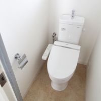 品川区荏原の賃貸物件/トイレは1階と2階に1カ所ずつ。どちらもウォシュレット付き