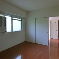 大田区東雪谷の賃貸物件/玄関側の洋室は暗い印象
