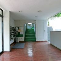 大田区東雪谷の賃貸物件/エントランス。緑の階段から高台の棟へ上がります