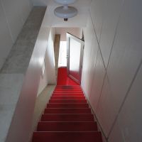 渋谷区東の賃貸物件/赤い階段