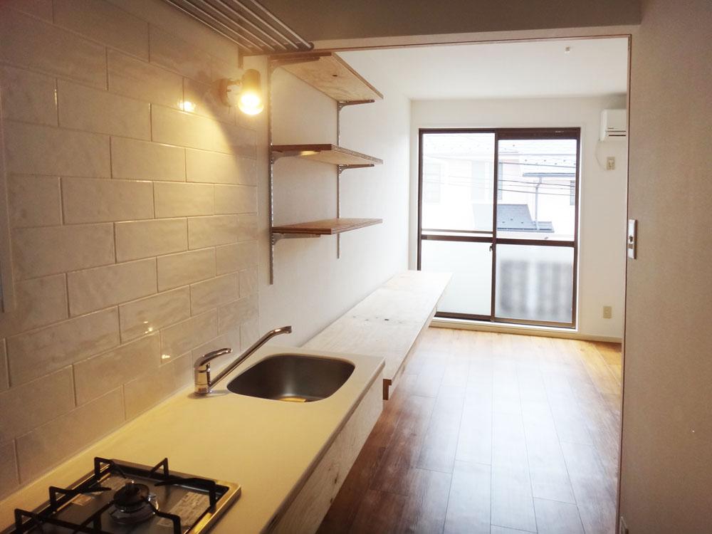 横浜市港北区篠原北の賃貸物件/可動式の棚や造り付けのカウンターがズラリ。