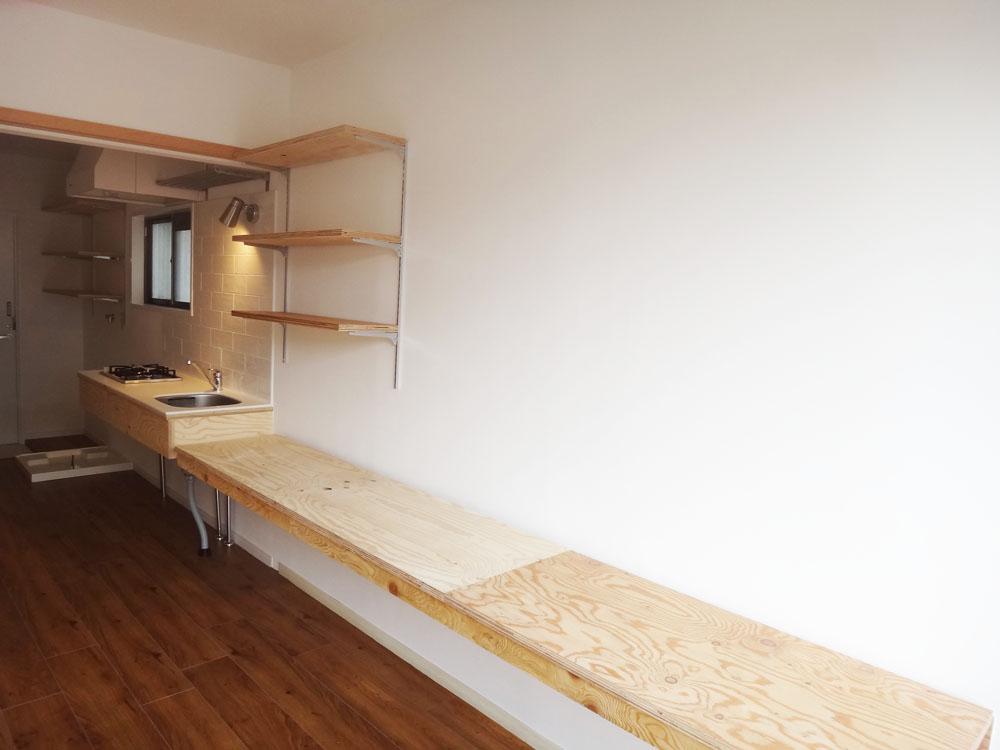 横浜市港北区篠原北の賃貸物件/カウンターはキッチンと奥行きが揃えられていて、長さもあります。