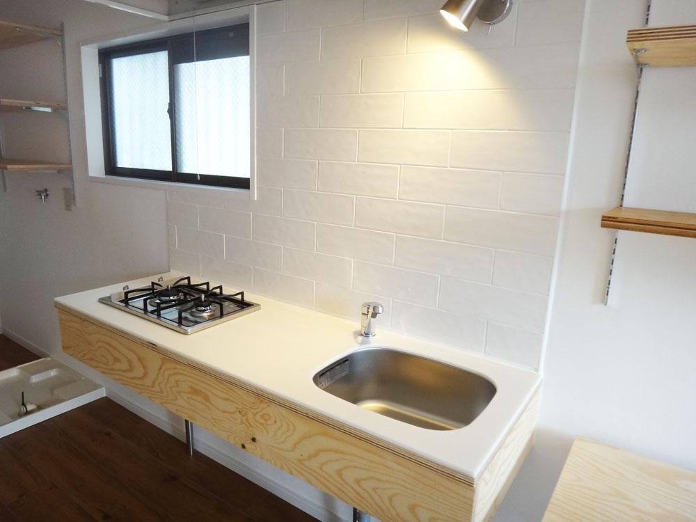 横浜市港北区篠原北の賃貸物件/シンプルなキッチン。収納は工夫が必要です。