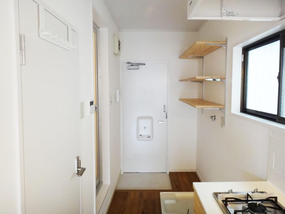 横浜市港北区篠原北の賃貸物件/玄関にも可動棚。