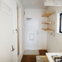 横浜市港北区篠原北の賃貸物件/玄関にも可動棚。