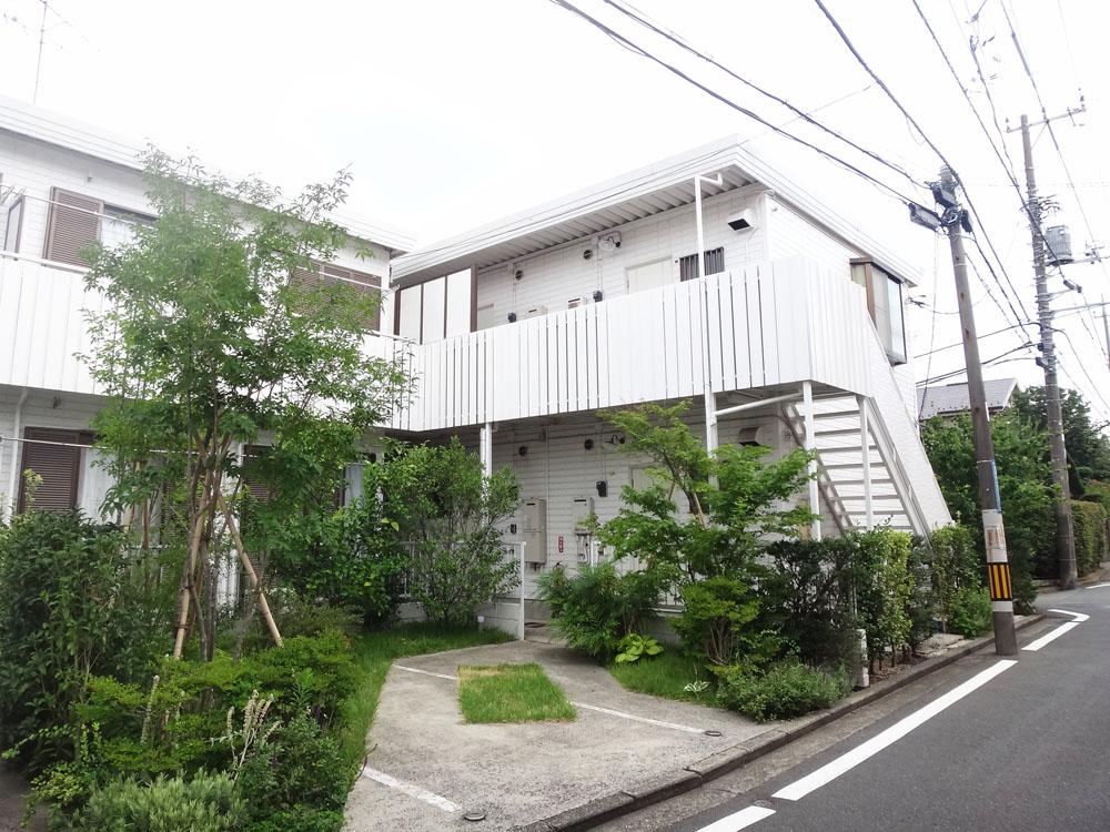 横浜市港北区篠原北の賃貸物件/外装はホワイトに一新。緑とのバランス良し。