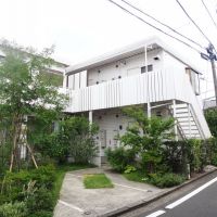 横浜市港北区篠原北の賃貸物件/外装はホワイトに一新。緑とのバランス良し。