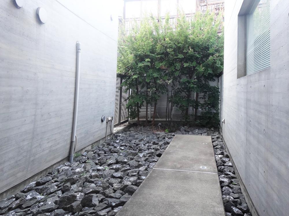 川崎市中原区北谷町の賃貸物件/エントランスでは、中庭が迎え入れてくれます。