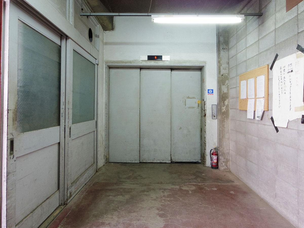 新宿区東榎町の賃貸物件/大きめのエレベーター