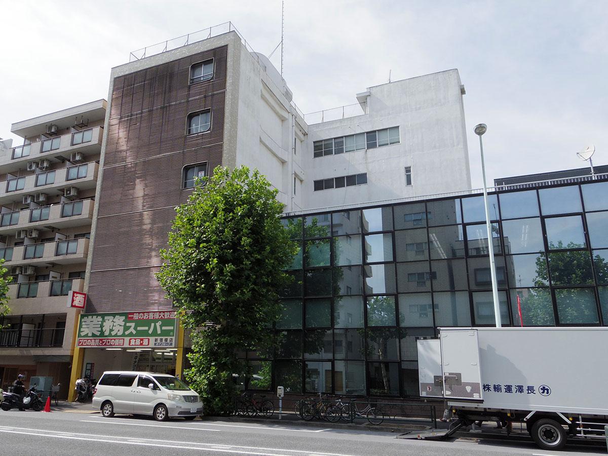 新宿区東榎町の賃貸物件/早稲田通りから見た建物。一階には業務用スーパー