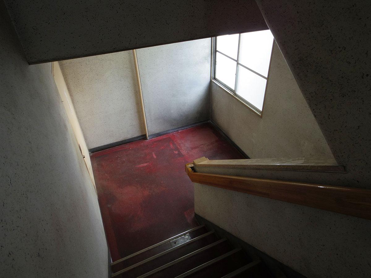 新宿区東榎町の賃貸物件/大きい荷物がある時は、この階段を使わなければなりません