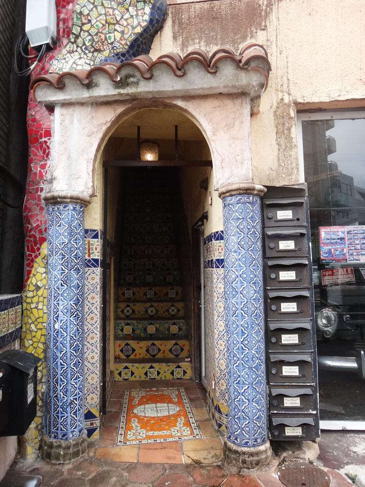 東京都新宿区荒木町の賃貸物件/こちらはエントランス、本当に独特の雰囲気のビルです