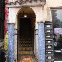 東京都新宿区荒木町の賃貸物件/こちらはエントランス、本当に独特の雰囲気のビルです