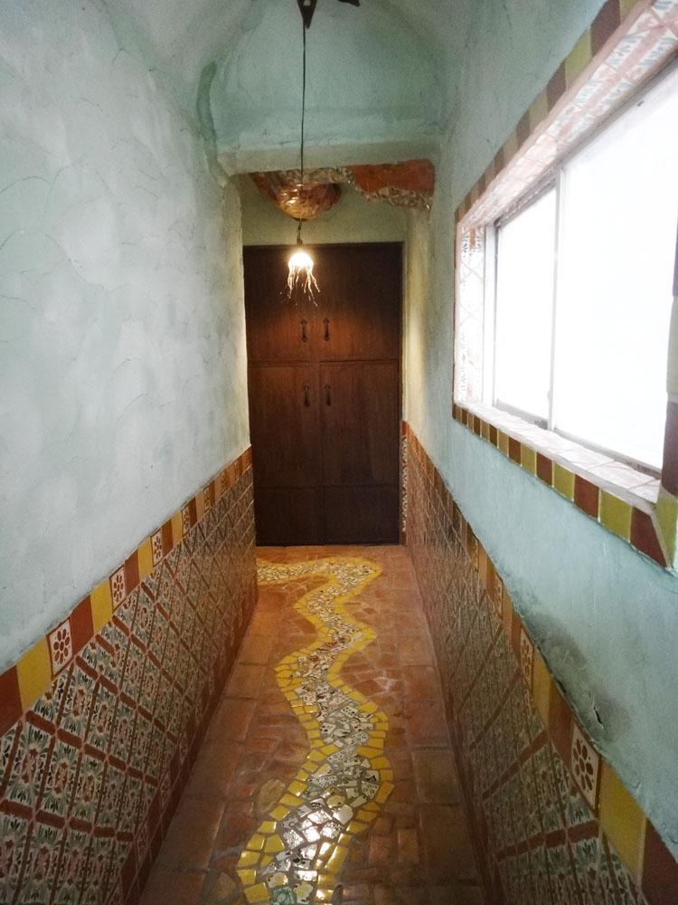 東京都新宿区荒木町の賃貸物件/各階それぞれ共用部のタイルが違っていて楽しい