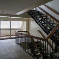 渋谷区代々木の賃貸物件/廊下や階段部分が広くとられている