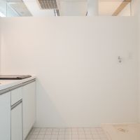 座間市相武台の賃貸物件/キッチンの床はタイル。上部が空いていてつながっている感じが気持ち良い。