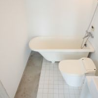 座間市相武台の賃貸物件/水まわりは同一空間で、お風呂はバスタブの上にシャワー。
