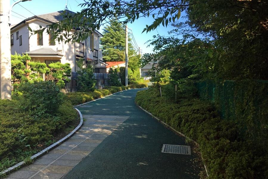 近くには緑道も。