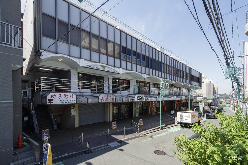 地下1~2階は主に飲食店が入っている横長の建物です。