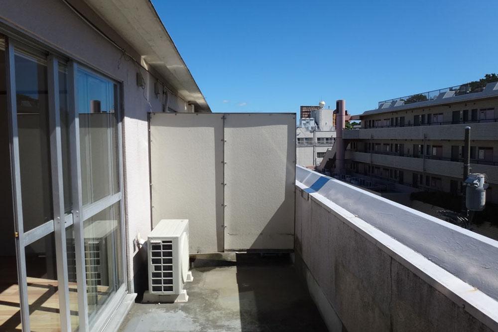 バルコニーは奥行きがあります。最上階なので空が広く感じて、気持ちが良いです。