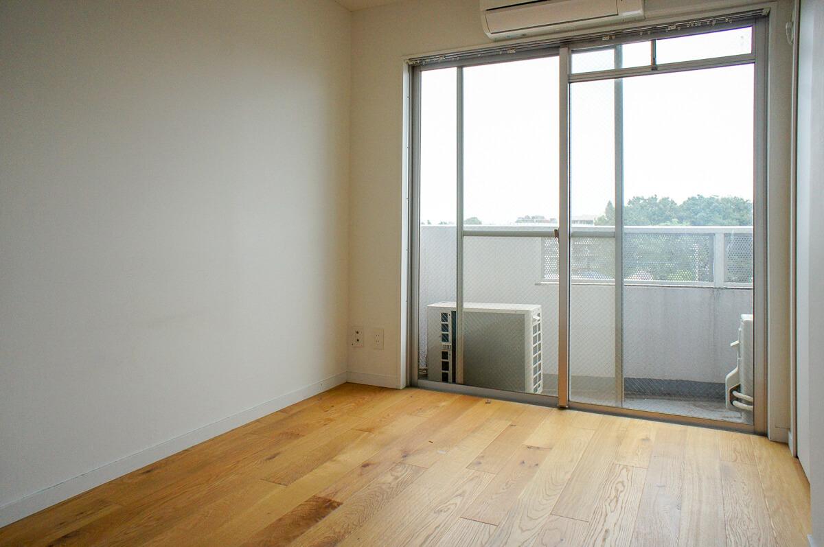 寝室:遮る建物がないので、全体的に明るい部屋です