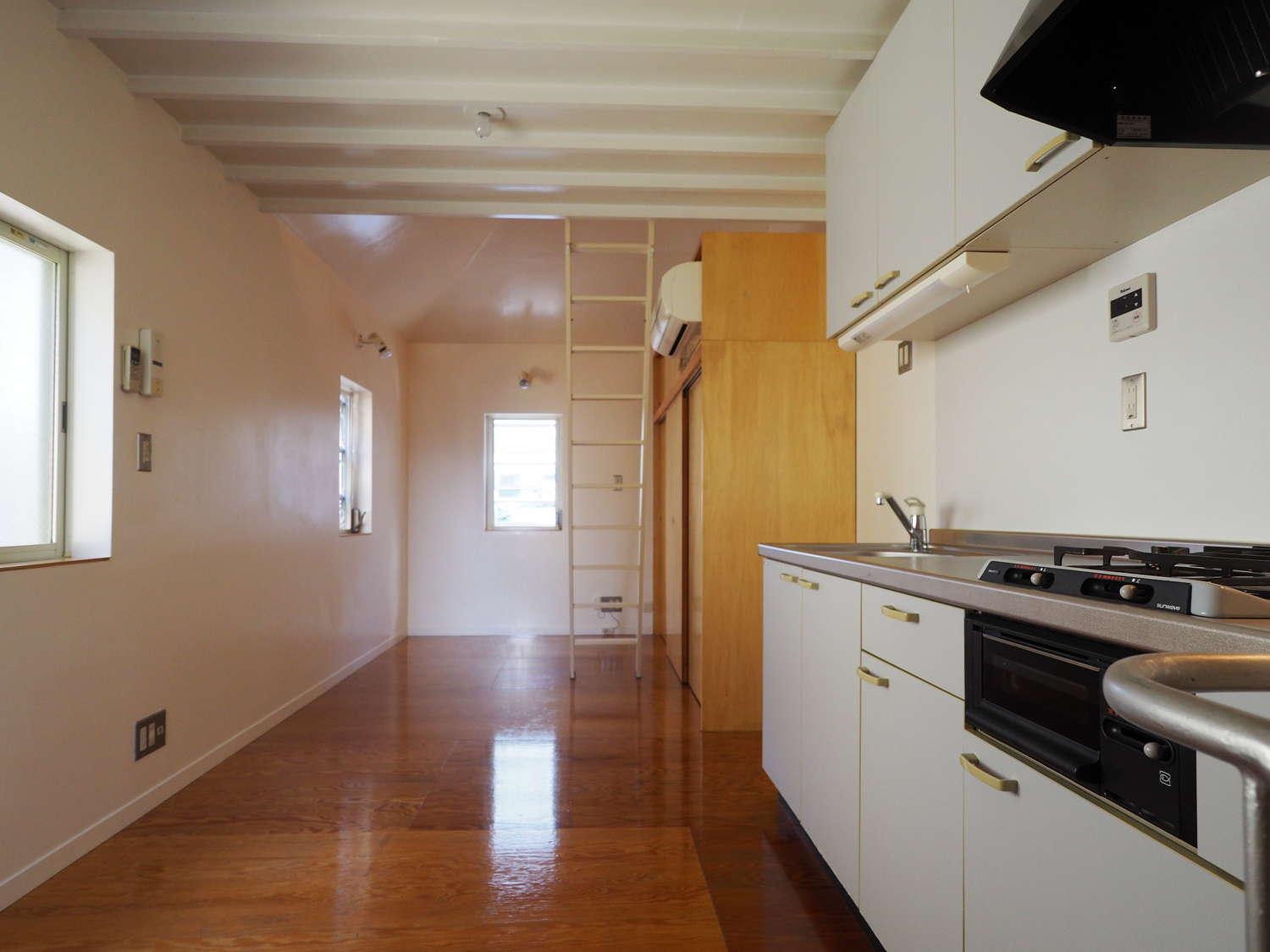 世田谷区北沢の賃貸物件/窓の多い室内