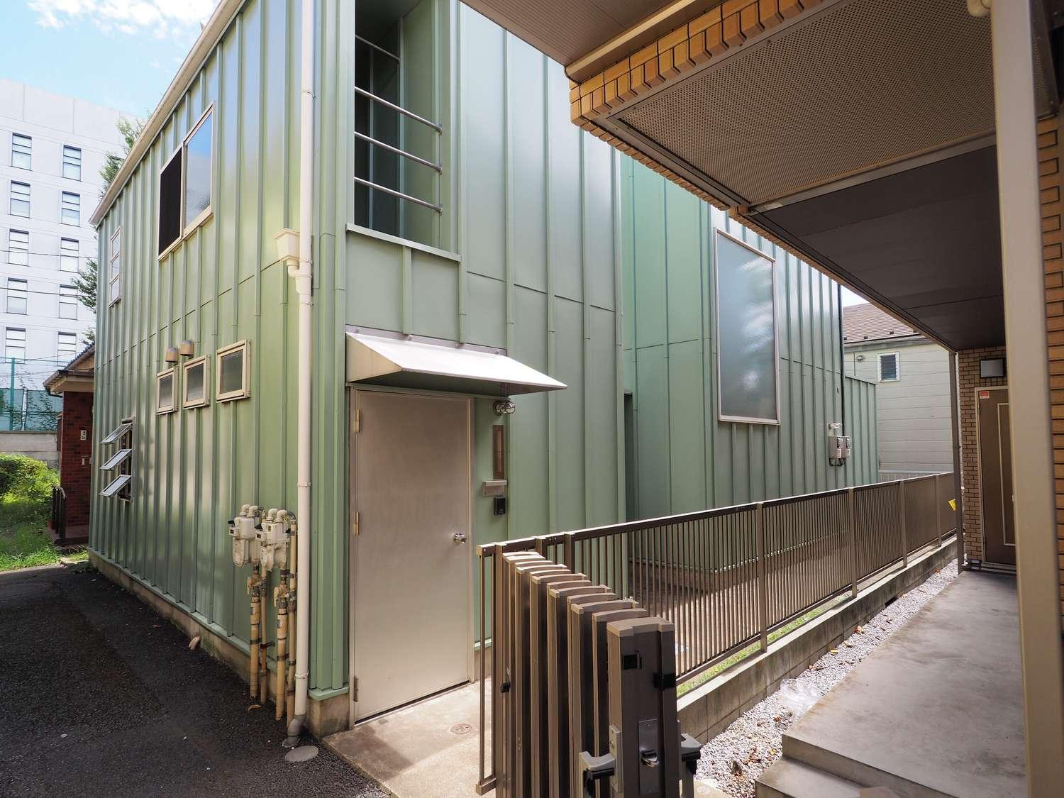 世田谷区北沢の賃貸物件/左側が募集区画、右奥がオーナー住戸