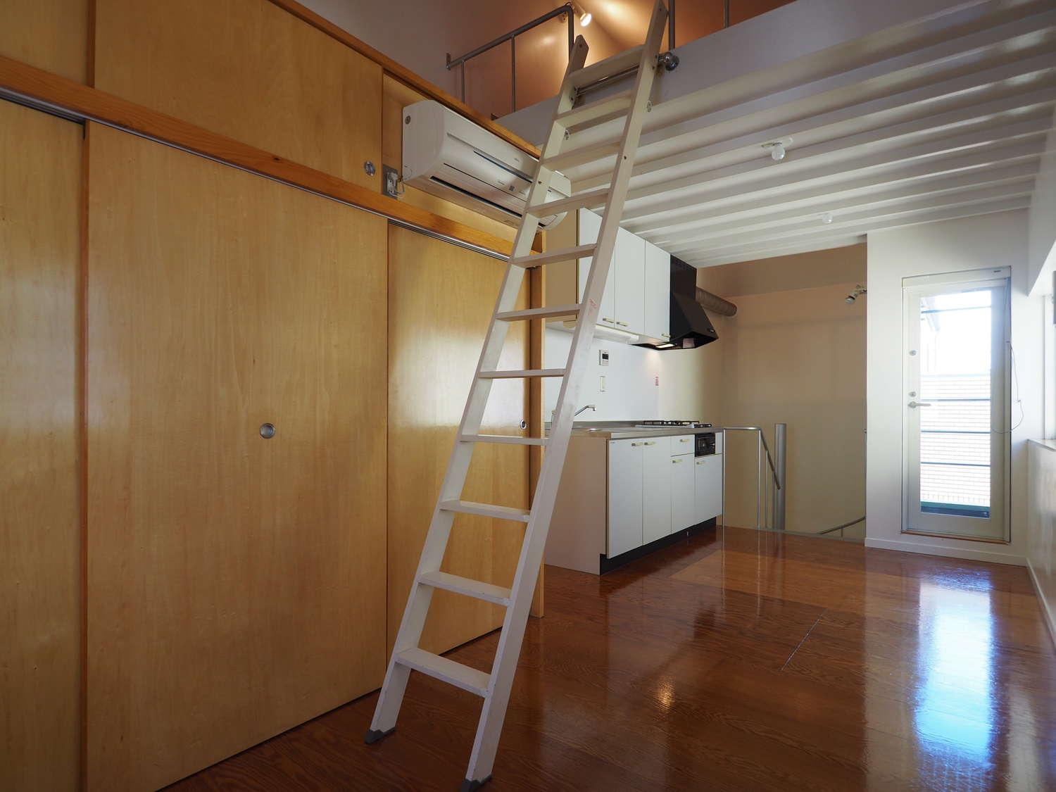 世田谷区北沢の賃貸物件/左側の収納は奥行60cm程度あり