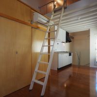 世田谷区北沢の賃貸物件/左側の収納は奥行60cm程度あり