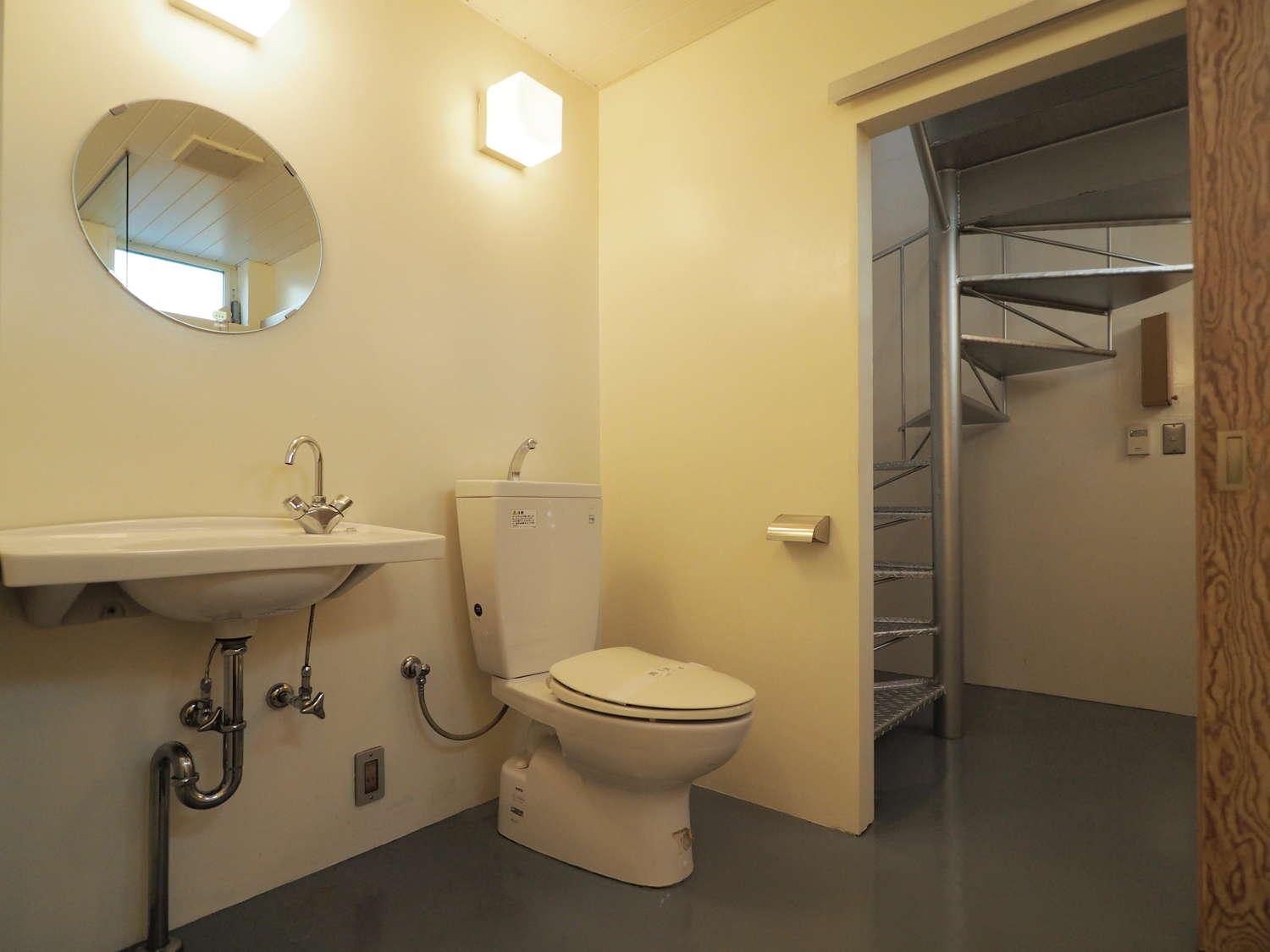 世田谷区北沢の賃貸物件/入り口の木製引き戸は開閉可能