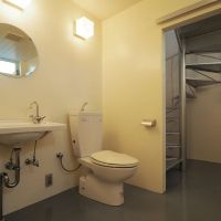 世田谷区北沢の賃貸物件/入り口の木製引き戸は開閉可能