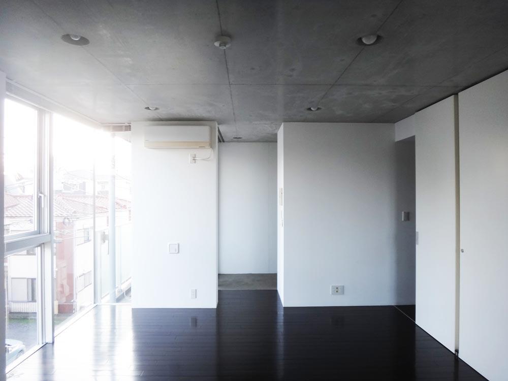 川崎市中原区北谷町の賃貸物件/モノトーンの空間にハイサッシ。とてもシンプルな空間です。