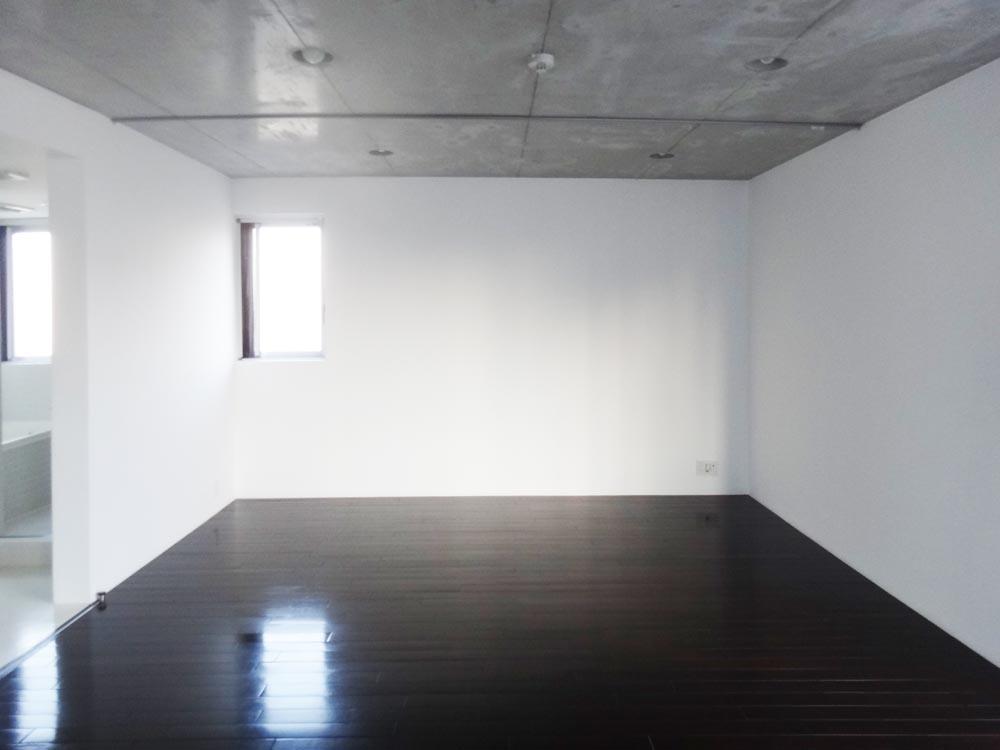 川崎市中原区北谷町の賃貸物件/広々したひと部屋はカーテンレールで仕切ることも可能です。