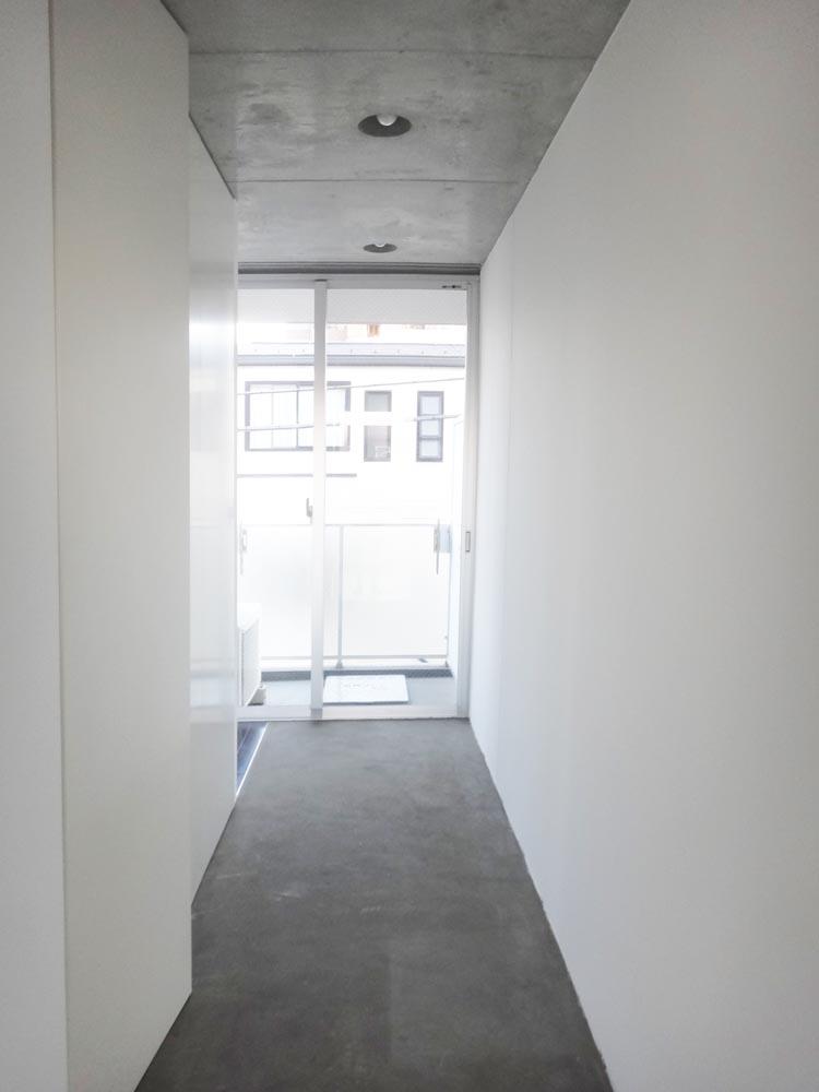 川崎市中原区北谷町の賃貸物件/玄関を入ると正面はバルコニーで抜けています。