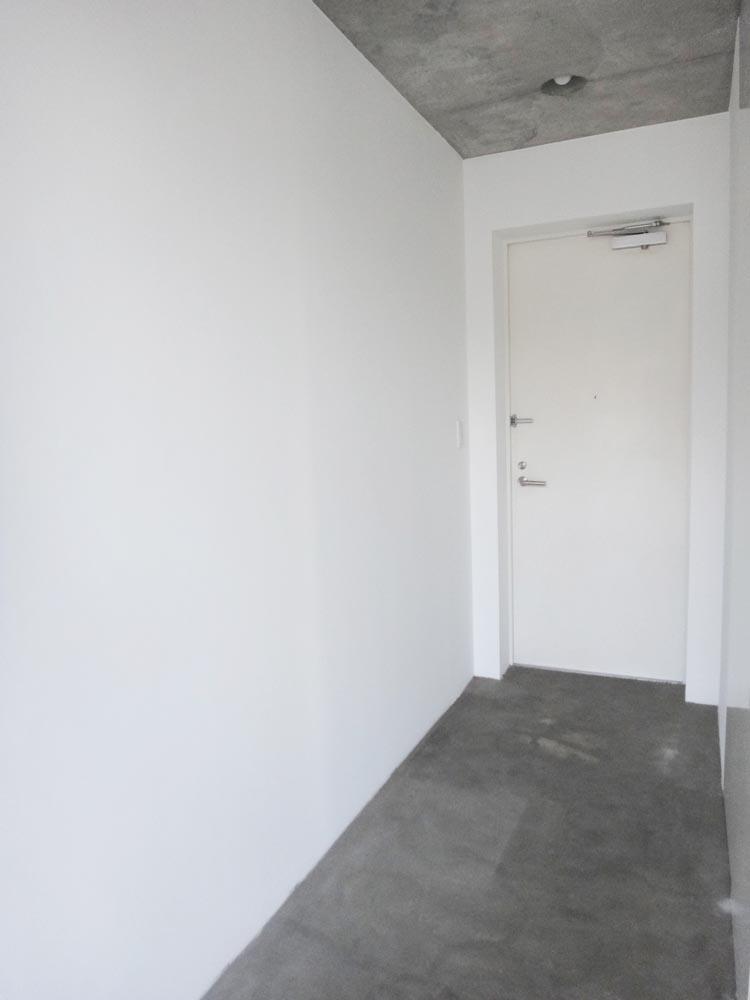 川崎市中原区北谷町の賃貸物件/玄関の土間スペースは細長くて広めです。大切な自転車を置いても十分な大きさです。