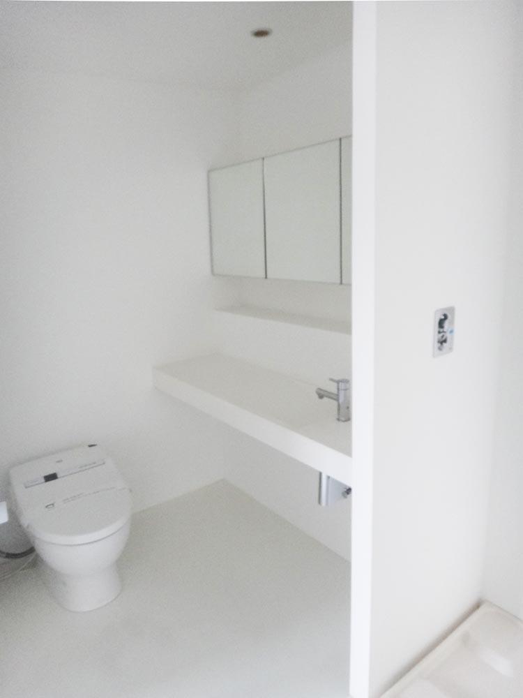 川崎市中原区北谷町の賃貸物件/洗面室もホワイトな空間。