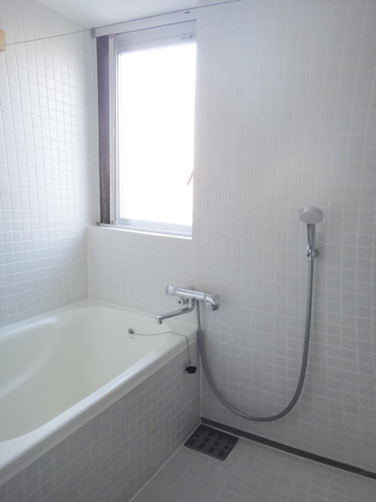 川崎市中原区北谷町の賃貸物件/窓が大きくて気持ちの良いバスルーム。小さめのタイルが良いです。