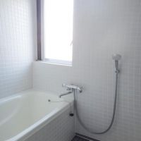 川崎市中原区北谷町の賃貸物件/窓が大きくて気持ちの良いバスルーム。小さめのタイルが良いです。