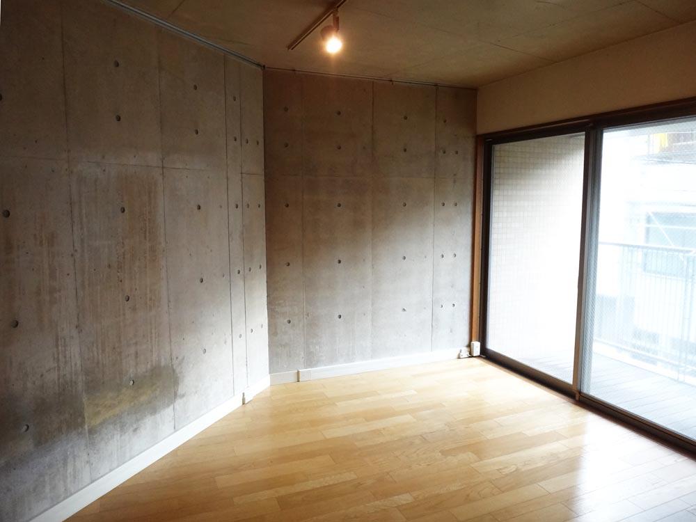 横浜市西区北幸の賃貸物件/コンクリートの壁が、優しい雰囲気をピリッと引き締めています。