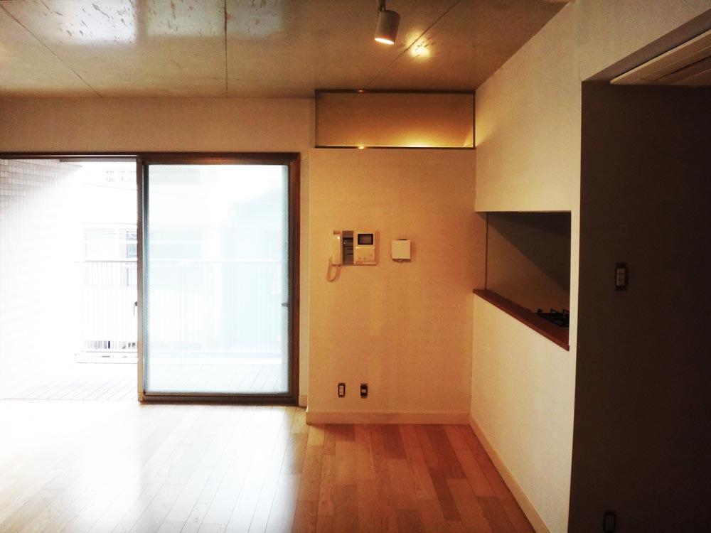 横浜市西区北幸の賃貸物件/キッチンは対面式。大きな開口部からは光が差し込みます。