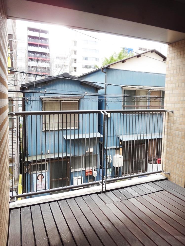 横浜市西区北幸の賃貸物件/屋根付きで奥行きのあるウッドバルコニー。