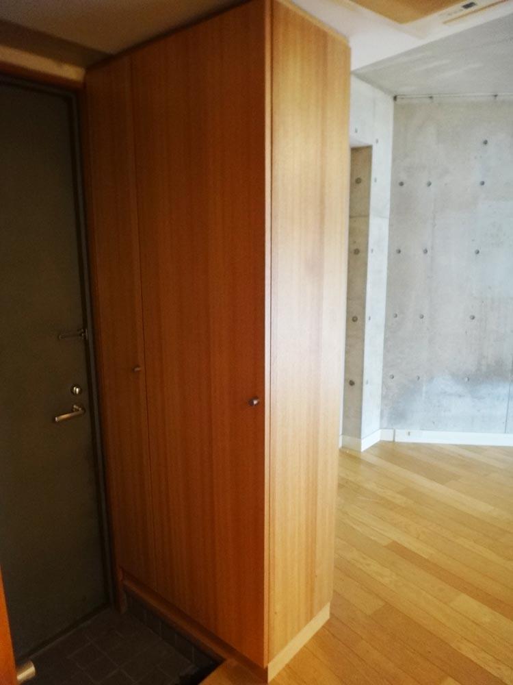 横浜市西区北幸の賃貸物件/玄関横には小さめの収納があります。洋服などの収納は、別途用意が必要です。