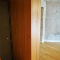 横浜市西区北幸の賃貸物件/玄関横には小さめの収納があります。洋服などの収納は、別途用意が必要です。