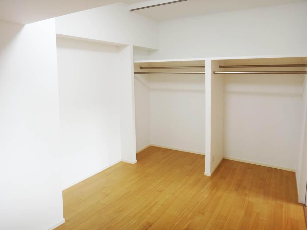 奥の洋室にはオープンの収納、目隠しのカーテンがつけられるようなパイプがついています。
