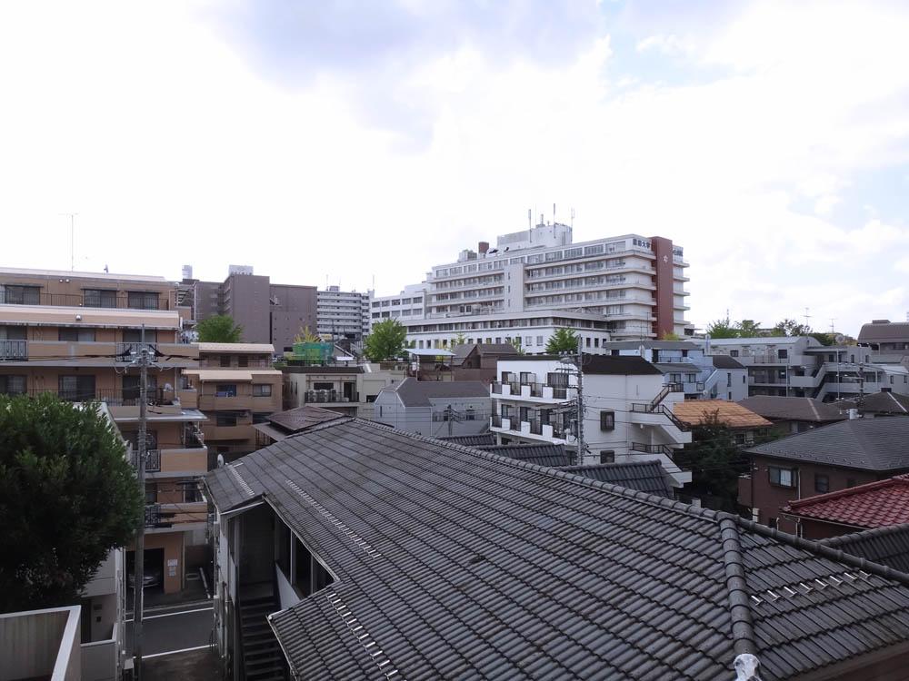マンションは斜面に立っているので、1階でも眺望が抜けています。
