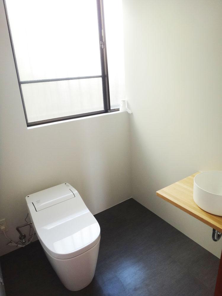 1階のトイレはかなりゆとりがあります。
