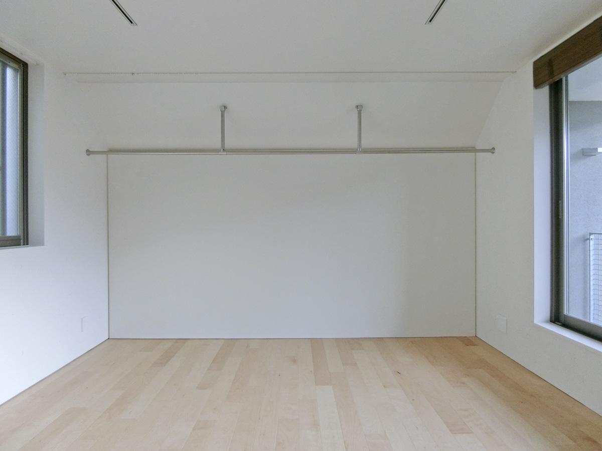 B:壁面に全て洋服をかけられます